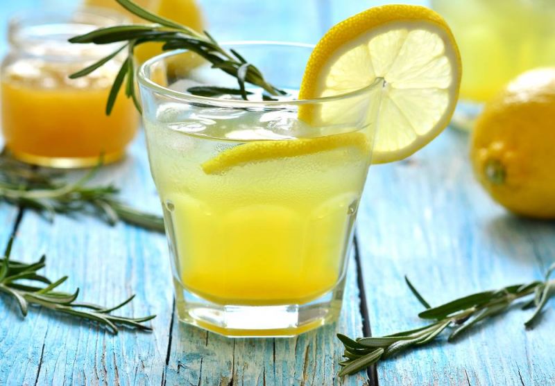عصير الليمون بالفانيلا وإكليل الجبل  فوائد عديدة في خطوات قليلة
