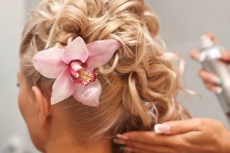 6 وصفات طبيعية لتعطير شعرك ليلة الزفاف