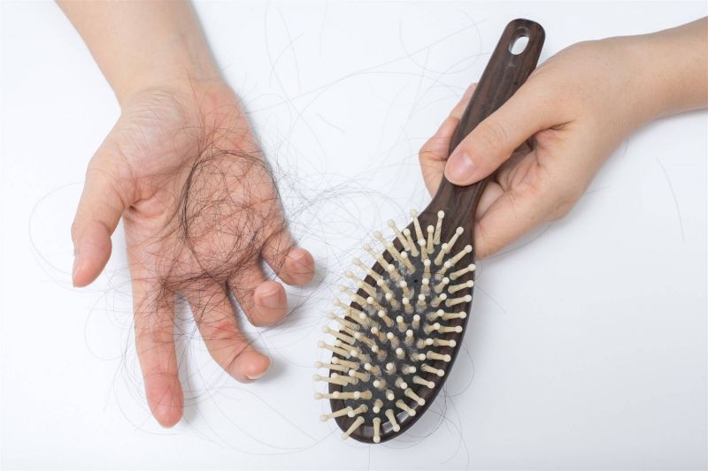 4 وصفات طبيعية لعلاج تساقط الشعر