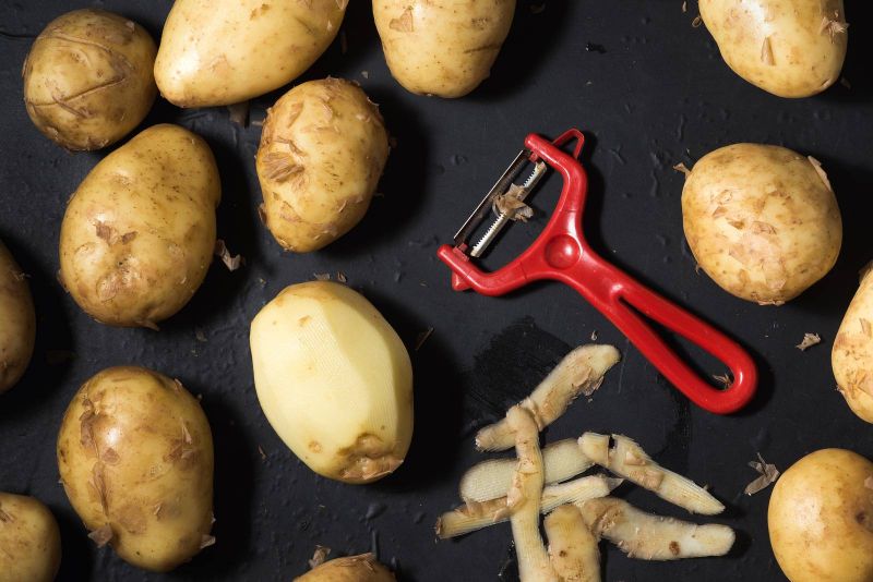 بالفيديو- كيف تساعدك البطاطا على تنظيف الشواية؟!