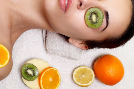 6 فواكه تخلصك من حب الشباب … تعرفي عليها