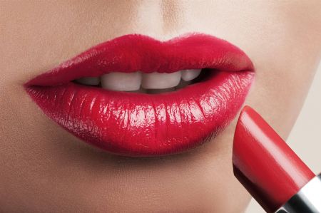 5 خطوات فقط تبعدك عن شكل شفاه نجمات السينما
