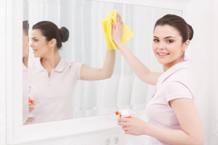 هل تنظيف الأسطح الزجاجية متعب ومزعج؟؟ تعرفي على طريقة سهلة وفعالة