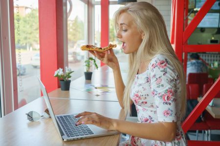 طلب الطعام قبل موعد الأكل يخفض امتصاص جسدك للسعرات