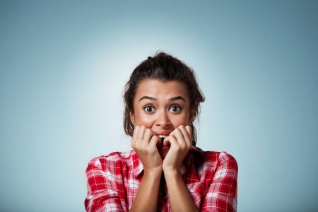 قرض الأظافر والشفاة … 5 عادات نفعلها جميعا يجب أن تتوقف فورا