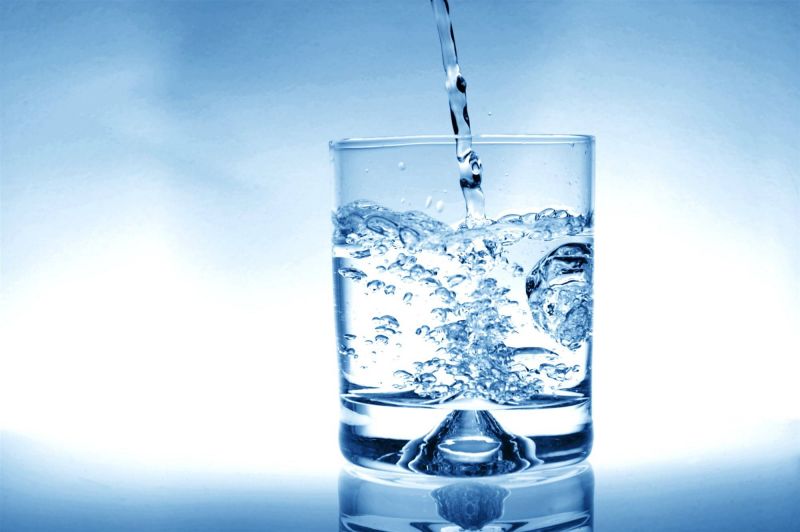 كوب ماء في الصيف … يحمي جسدك من الجفاف وينقيه من السموم