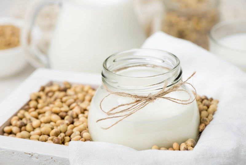 يقوي المناعة والشعر ويحارب التجاعيد ومفيد للأطفال  تعرفي على فوائد حليب الصويا