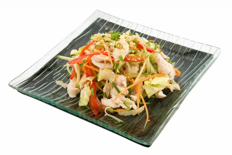 أطعمة كنا نظنها صحية … سلطة الدجاج والشوربة المعلبة والزبادي المجمد