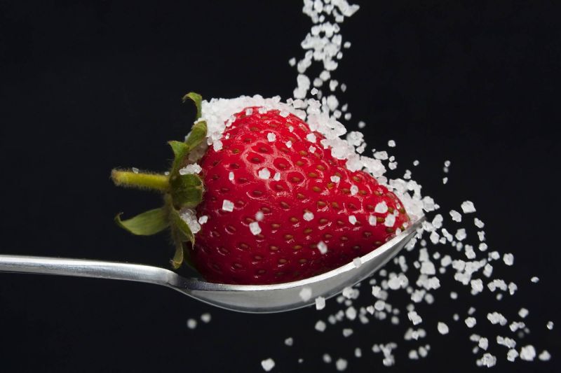 الفراولة وزيت الزيتون والسكر … ماسكات طبيعية لتقشير الوجه