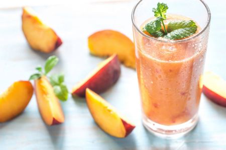 عصير الخوخ والطماطم والماء المثلج … التخلص من الدهون ليس بالمشروبات الساخنة فقط