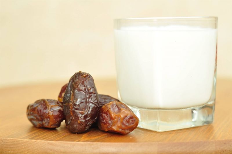 الحليب والتمر ضيف دائم على مائدة رمضان تعرفوا على فوائده