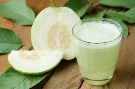 عصير الجوافة يطرد السموم من الجسم وينظم عملية الهضم في رمضان
