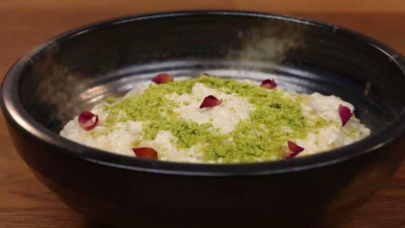 أرز بالحليب مع الهال والورد