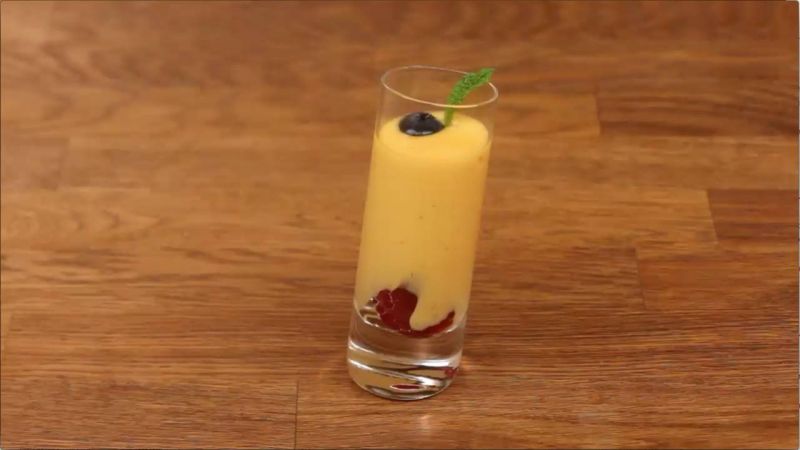 الكاسترد الإطالي مع التوت البري