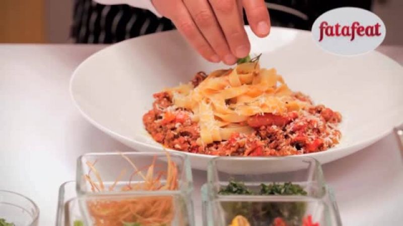 تالياتيلي بصلصة البولونيز