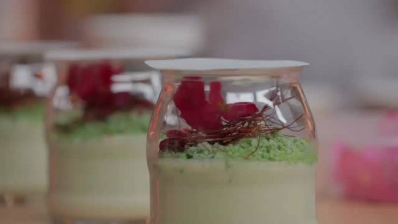 شوربة الجازباتشو باللبن الزبادي وجرانيتا النعناع والخيار