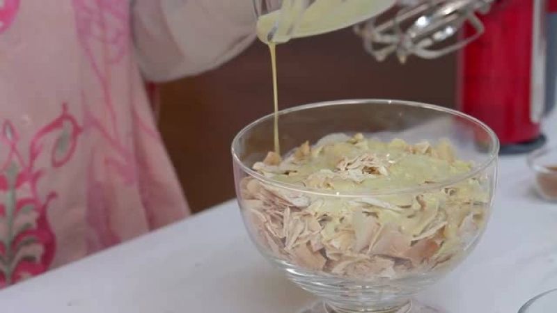 حلو الدرابيل بصلصة القهوة العربية