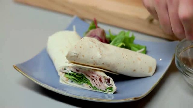 لفافة الديك الرومي المدخن مع التوت البري والسبانخ