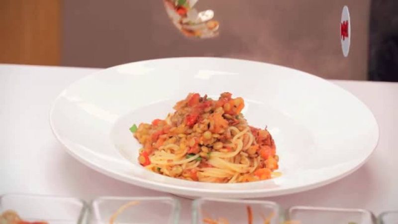 سباجيتي مع العدس والبصل المحمر