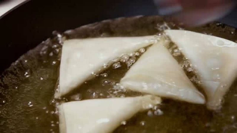سمبوسك محشية ومقلية بالأرز الحار