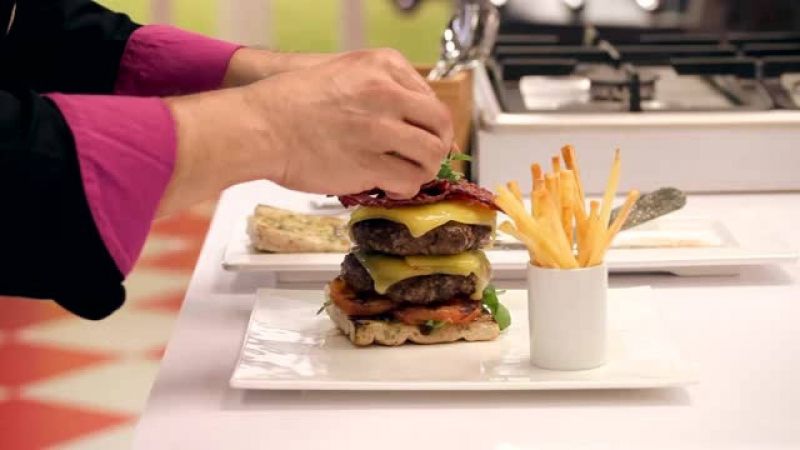 برجر بصوص البلسمي مع خبز الفوكاتشيا بإكليل الجبل