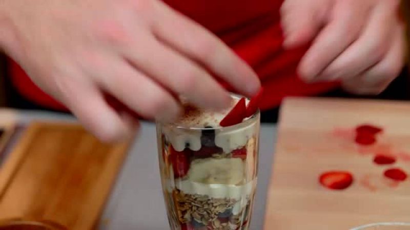 بارفيه اللبن الرائب مع الفواكه الطازجة