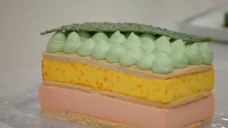 كيك بنكهات الشاي الأخضر وماء الورد والزعفران