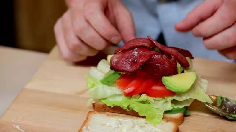 الأفوكادو مع الخبز واللحم والخس والطماطم