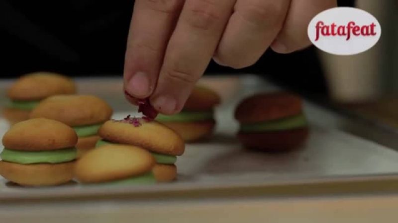 غريبة إسطنبولية مع جاناش الفستق