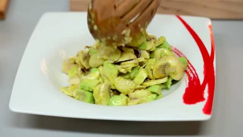 سلطة الأفوكادو والفطر