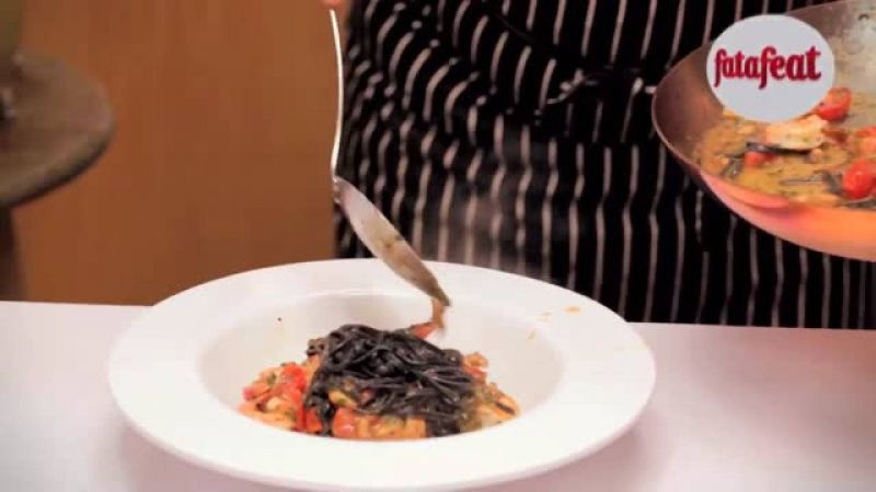 تاليوليني نيرو مع الطماطم الكرزية والروبيان