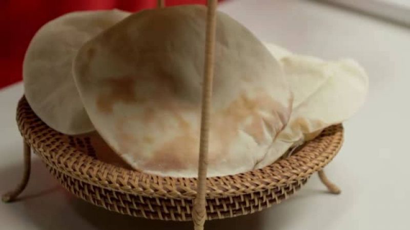 خبز عربي بالطحينة ودبس العسل