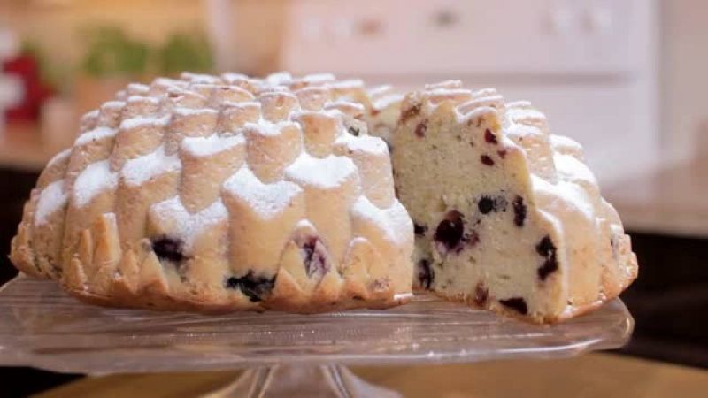 كيكة التوت البري الأحمر الزبيب والكريمة الحامضة