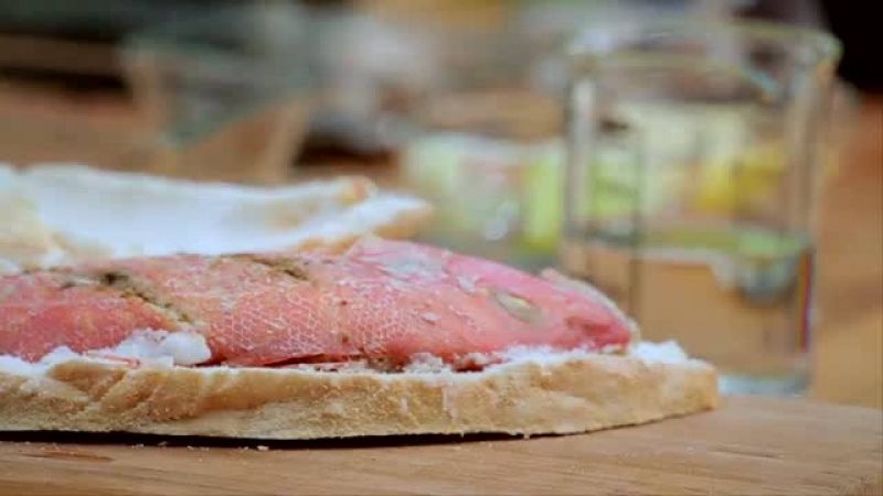 سمك كامل بالملح البحري