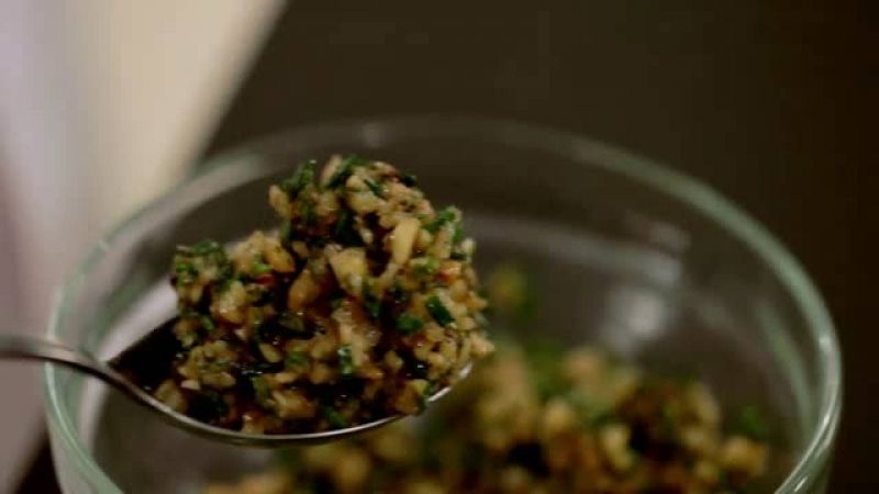 الخضروات الجذرية المقرمشة مع اللبنة