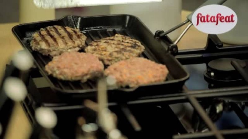 فطائر البرجر باللحم البقري - ملح وفلفل - فتافيت