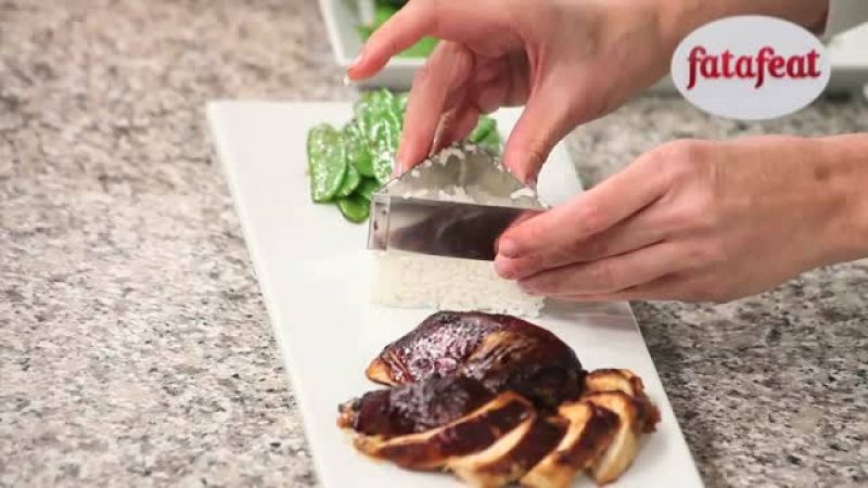 الدجاج الصيني في صوص الفطر و أرز الياسمين بجوز الهند و البازلاء…