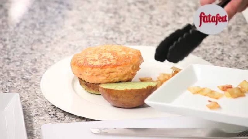 برجر السلمون مع مايونيز الروبيان و خيز السبانخ و سوفليه البطاطا -…