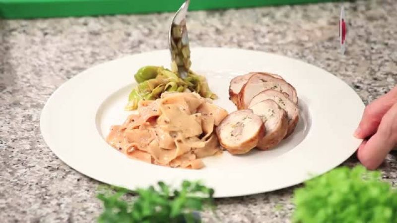 ظهر الأرنب المخلي المحشو و معكرونة تالياتيلي الشمندر مع صوص الخردل الكريمي…