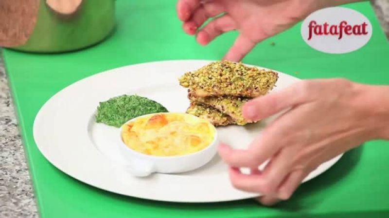 سمك الأبراميس المغطى بالفستق والزبدة بالأعشاب و نيوكي باريزيان و بيوريه السلق-…