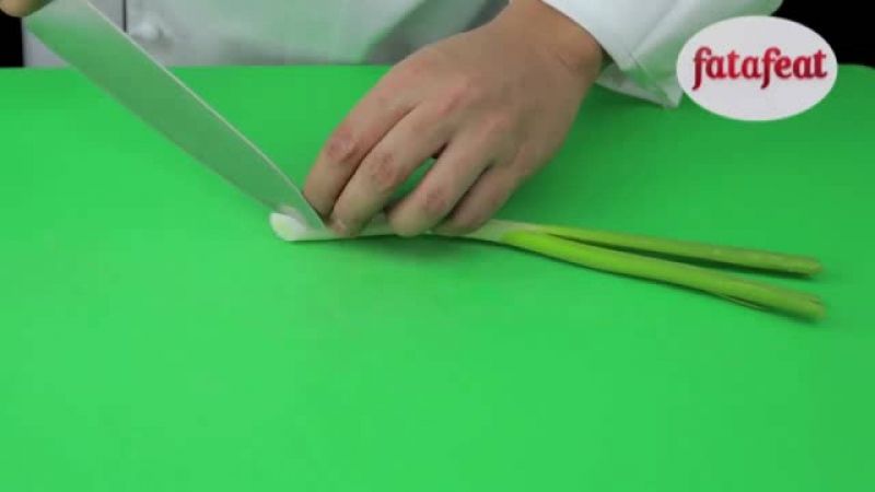 درس: تقطيع البصل الأخضر بطريقة مائلة - أكاديمية فتافيت - فتافيت