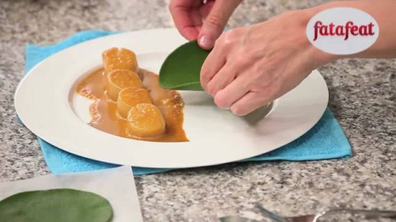 الإسقلوب المشوح مع صوص الناج و لازانيا السبانخ و كونفي الطماطم -…