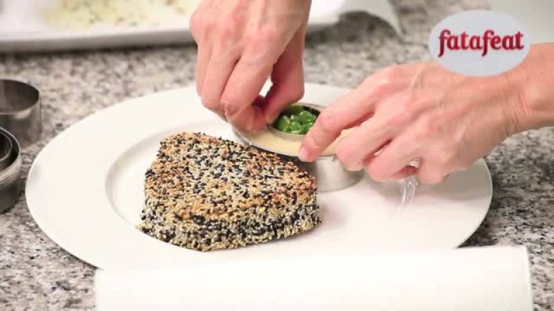 فيليه التونة المغطى بالسمسم و فول أخضر صغير مشوح و موس جذر…