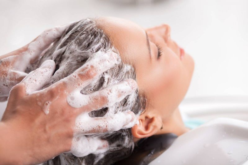 الإفراط في استخدام الشامبو وتنظيف الخصلات أخطاء تجنبيها للحفاظ على شعرك