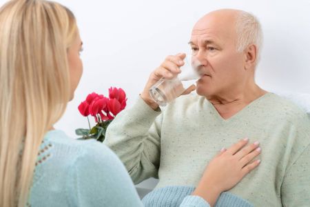 الشفاه المتشققة ورائحة الفم الكريهة 6 علامات تُثبت أن جسمك يحتاج للماء