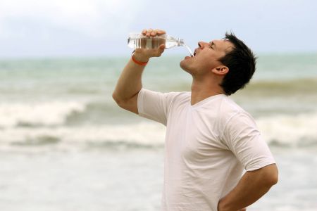 ما خطورة الإفراط في شرب الماء على جسم الإنسان؟