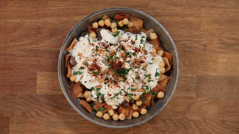 فتة بكبدة الدجاج