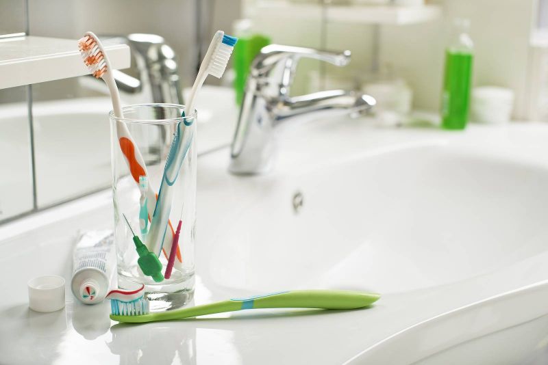 احذري من حفظ فرش الأسنان بالحمام! مادة خصبة لتكوين البيكتريا والجراثيم
