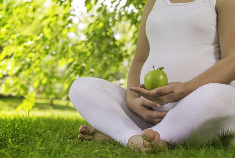 السبانخ والتفاح الأخضر مدرات طبيعية للبن الأم