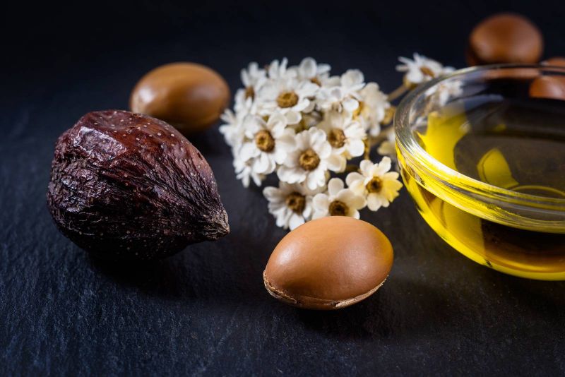 يحارب تقدم السن وعلامات الشيخوخة ويضيف نضارة لبشرتك  تعرفي على زيت الأركان